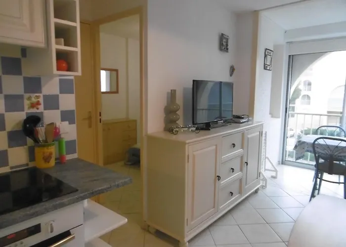 Apartman **gruissan : T2 Cosy Avec Piscine, Parking Prive, Proche Et Commerces** - Fr-1-796-8 *